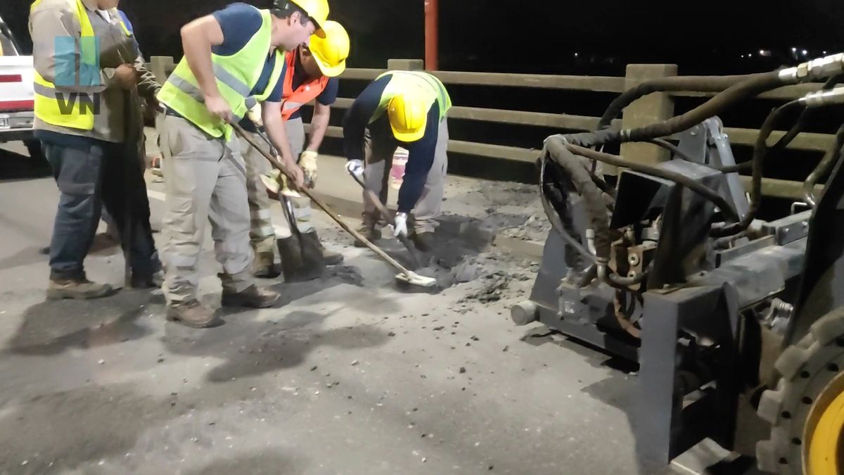Se procedió a remover parte de la junta Thormack, en los bordes de la calzada, para acceder a la abertura que existe entre ambas estructuras de hormigón que conforman el puente. Se procedió a remover parte de la junta Thormack, en los bordes de la calzada, para acceder a la abertura que existe entre ambas estructuras de hormigón que conforman el puente.