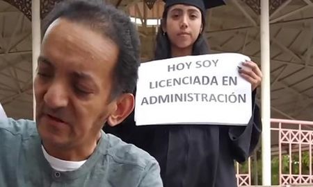 Viral: una joven homenajeó a su padre lustrabotas después de recibirse de la universidad. Viral: una joven homenajeó a su padre lustrabotas después de recibirse de la universidad.