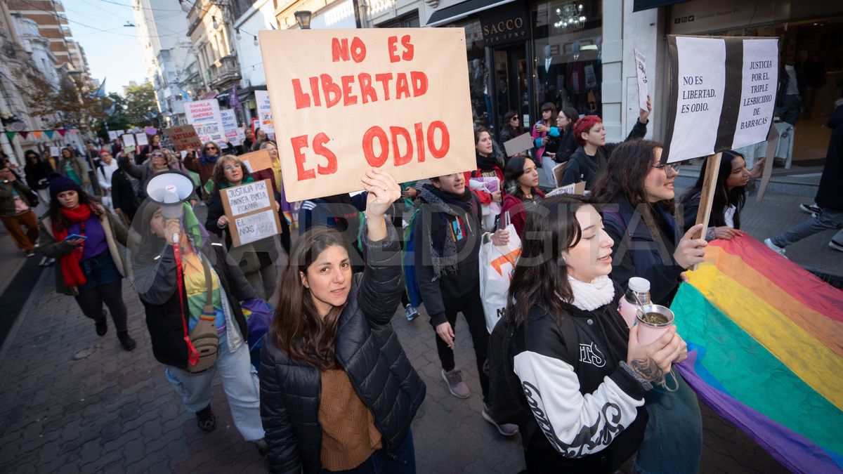 La ciudad de Santa Fe se manifestó pidiendo Justicia por el lesbicidio de Barracas. La ciudad de Santa Fe se manifestó pidiendo Justicia por el lesbicidio de Barracas.