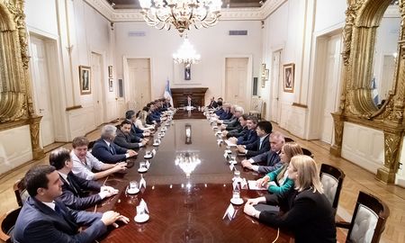 Este viernes, en Casa Rosada, se llevó a cabo una extensa reunión –que duró algo más de cuatro horas- entre el ministro del Interior, Guillermo Francos y el jefe de Gabinete, Nicolás Posse, con gobernadores. Este viernes, en Casa Rosada, se llevó a cabo una extensa reunión –que duró algo más de cuatro horas- entre el ministro del Interior, Guillermo Francos y el jefe de Gabinete, Nicolás Posse, con gobernadores.
