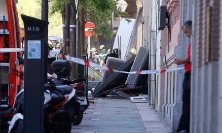 Dos muertos y al menos 18 heridos por una explosión en un edificio de Madrid. Dos muertos y al menos 18 heridos por una explosión en un edificio de Madrid.