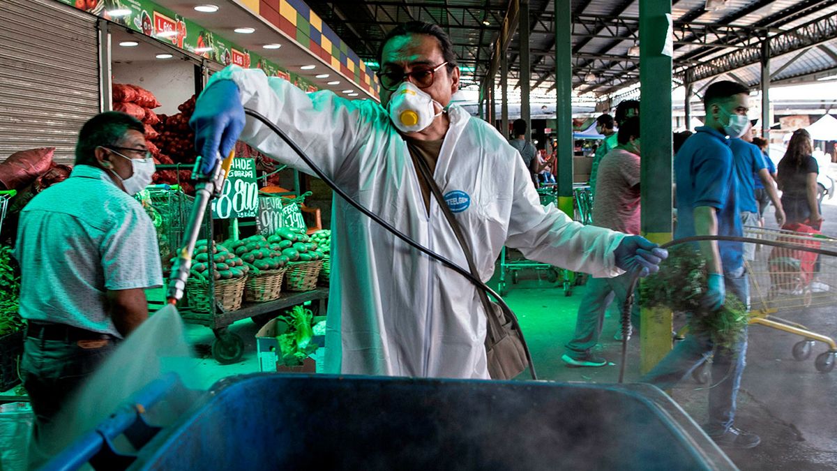 Personal de Salud trabajando en la desinfecci&oacute;n de los mercados chilenos.&nbsp;
