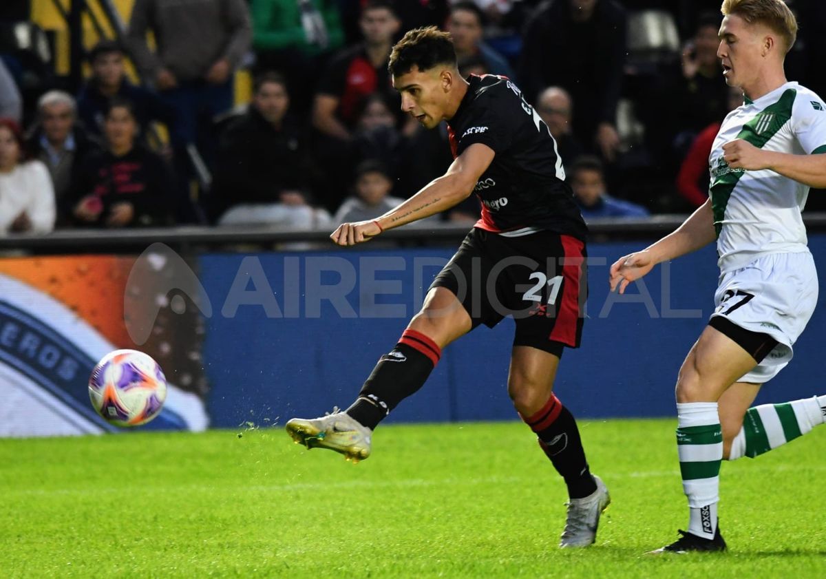 Eric Meza definió como un goleador y puso el 1-0 de Colón sobre Banfield