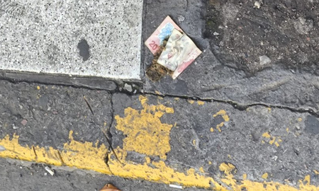 Billetes de $20 destrozados en las calles de Santa Fe Billetes de $20 destrozados en las calles de Santa Fe