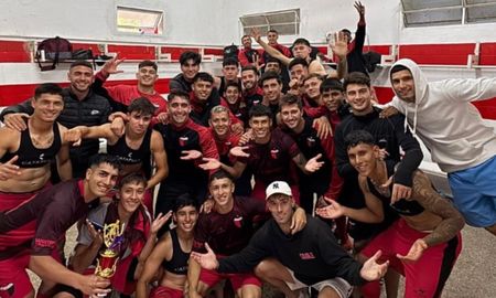 El festejo de Colón en el vestuario de Unión, tras la victoria por 3 a 1 en la primera de Liga Santafesina. El festejo de Colón en el vestuario de Unión, tras la victoria por 3 a 1 en la primera de Liga Santafesina.