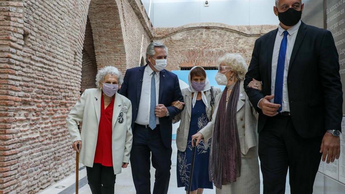 A un día de cumplirse el 45 aniversario del inicio de la última dictadura, el mandatario encabezó en Casa de Gobierno el acto en el que se reconoció el trabajo por los derechos humanos de 40 madres, abuelas y familiares de desaparecidos.