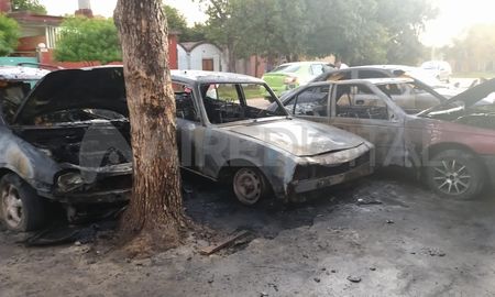 Quemaron cuatro autos en la puerta de un taller mecánico en el barrio Yapeyú Quemaron cuatro autos en la puerta de un taller mecánico en el barrio Yapeyú