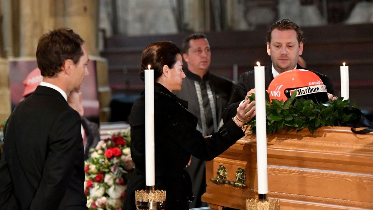 El miércoles 29 de mayo de 2019 –nueve días después de su muerte–, se realizó el funeral de Lauda en la catedral de San Esteban, en Viena, y fue sepultado vestido con su buzo de carreras. En la foto, dos de sus hijos (Lukas, de frente, y Mathias, en primer plano), y su segunda esposa, Birgit Wetzinger quien, en 2005, fue la donante de un trasplante de riñón que le realizaron a Niki.