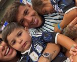 La influencer documentó la presencia de su hijo menor en el estadio de Kansas City y abrió un debate sobre los límites del aguante familiar. La influencer documentó la presencia de su hijo menor en el estadio de Kansas City y abrió un debate sobre los límites del aguante familiar.