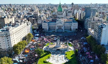 El kirchnerismo presionó a la oposición que fue a la marcha pero no consiguió el quórum para tratar el financiamiento universitario El kirchnerismo presionó a la oposición que fue a la marcha pero no consiguió el quórum para tratar el financiamiento universitario