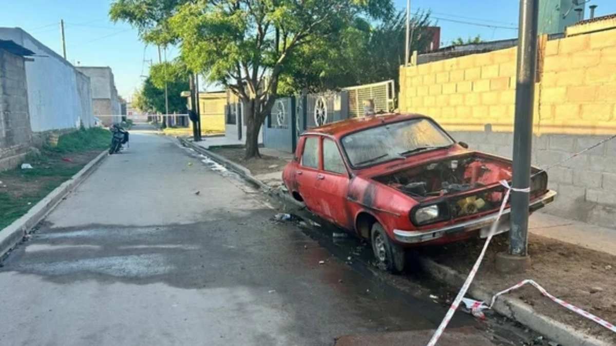 Asesinaron a una mujer tras incendiar su auto en Córdoba.