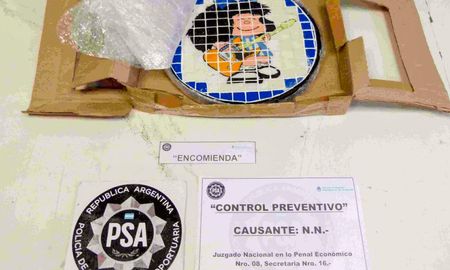 Los oficiales detectaron e interceptaron una encomienda cuyo destino final era Holanda, la que contenía una artesanía de forma circular con la imagen del personaje de Mafalda. Los oficiales detectaron e interceptaron una encomienda cuyo destino final era Holanda, la que contenía una artesanía de forma circular con la imagen del personaje de Mafalda.