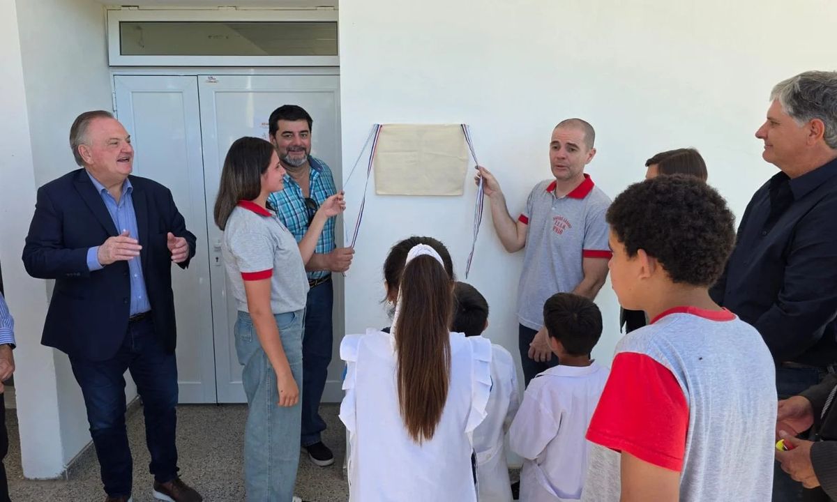 El senador Felipe Michlig y la secretaria María Martín inauguraron el primer aula del Plan Mil Aulas en la ciudad de San Cristóbal. El senador Felipe Michlig y la secretaria María Martín inauguraron el primer aula del Plan Mil Aulas en la ciudad de San Cristóbal.