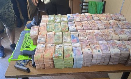 Los 16 millones de pesos y el arma secuestrada por la Policía de Seguridad Vial. Los 16 millones de pesos y el arma secuestrada por la Policía de Seguridad Vial.