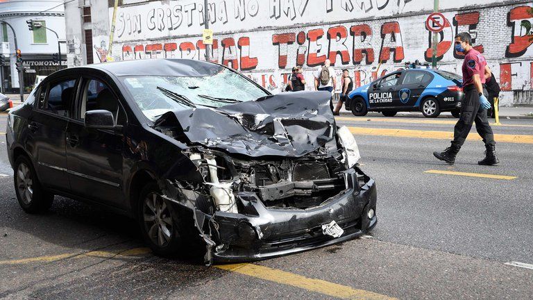 Así quedó el vehículo tras el impacto (Télam)