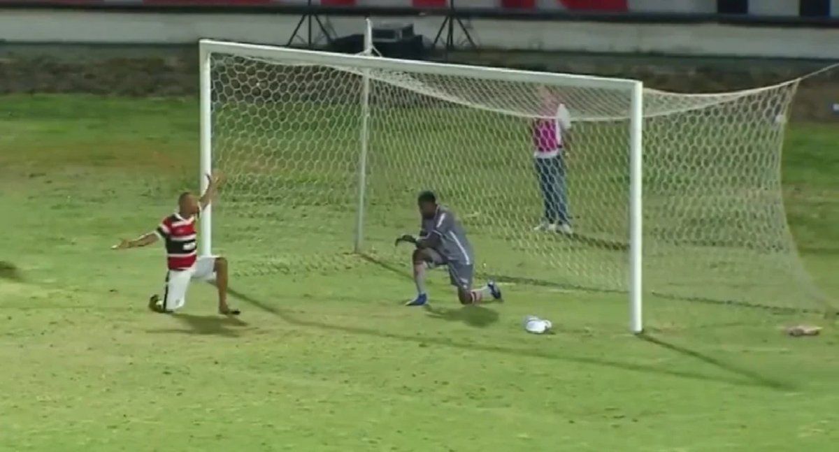 Una invasión de campo inédita: un fanático invadió la cancha para enseñarle a atajar al arquero de su equipo