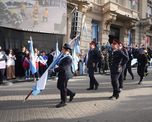 Con una Plaza 25 de Mayo colmada de vecinos y familias, comenzó el tradicional desfile cívico-militar. Con una Plaza 25 de Mayo colmada de vecinos y familias, comenzó el tradicional desfile cívico-militar.