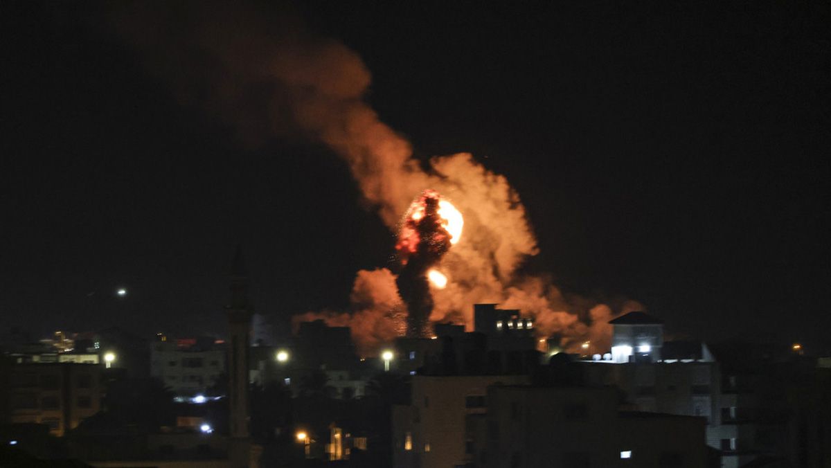 Varias explosiones sacudieron la Franja de Gaza a primera hora del lunes.