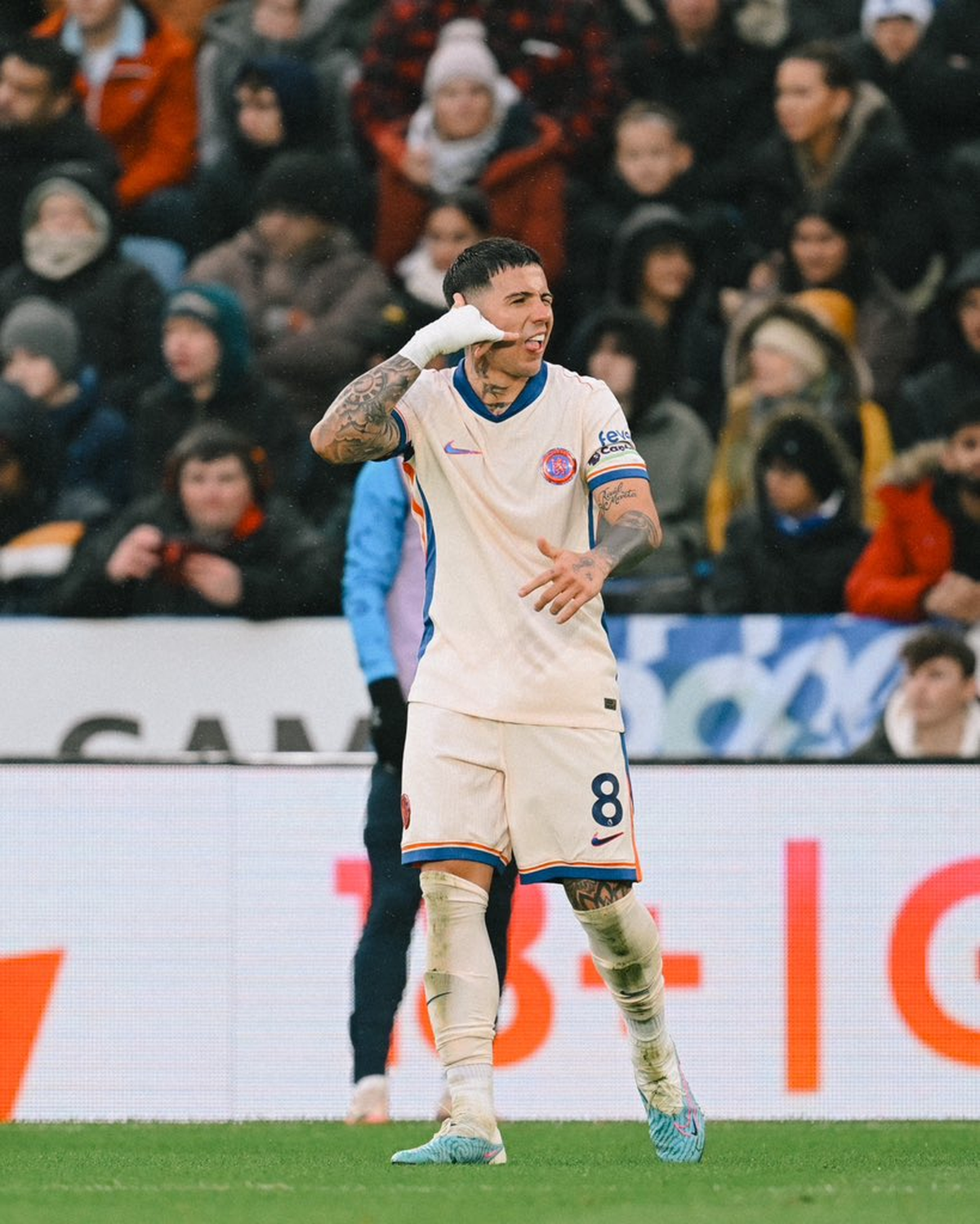 El curioso festejo de gol de Enzo Fernández. El curioso festejo de gol de Enzo Fernández.