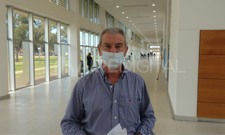 Este domingo, el director del Hospital Iturraspe, Francisco Villano recibió el alta médica tras permanecer varios días internado debido a complicaciones generadas por el coronavirus. Este domingo, el director del Hospital Iturraspe, Francisco Villano recibió el alta médica tras permanecer varios días internado debido a complicaciones generadas por el coronavirus.