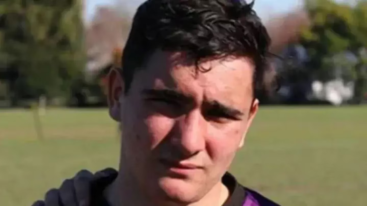 Tras el ataque, se lo puede ver a Ciro Pertossi chuparse los dedos con rastros de sangre de Fernando.