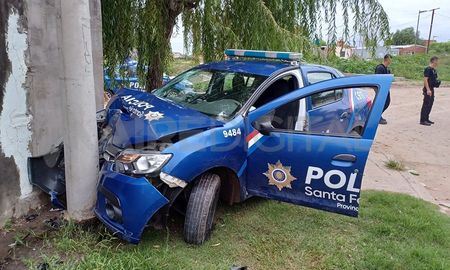 Un patrullero que perseguía a dos personas sospechosas que se trasladaban en moto terminó chocando contra un poste de luz en inmediaciones de Padre Quiroga y Jorge Luis Borges, en barrio Villa Oculta. Un patrullero que perseguía a dos personas sospechosas que se trasladaban en moto terminó chocando contra un poste de luz en inmediaciones de Padre Quiroga y Jorge Luis Borges, en barrio Villa Oculta.