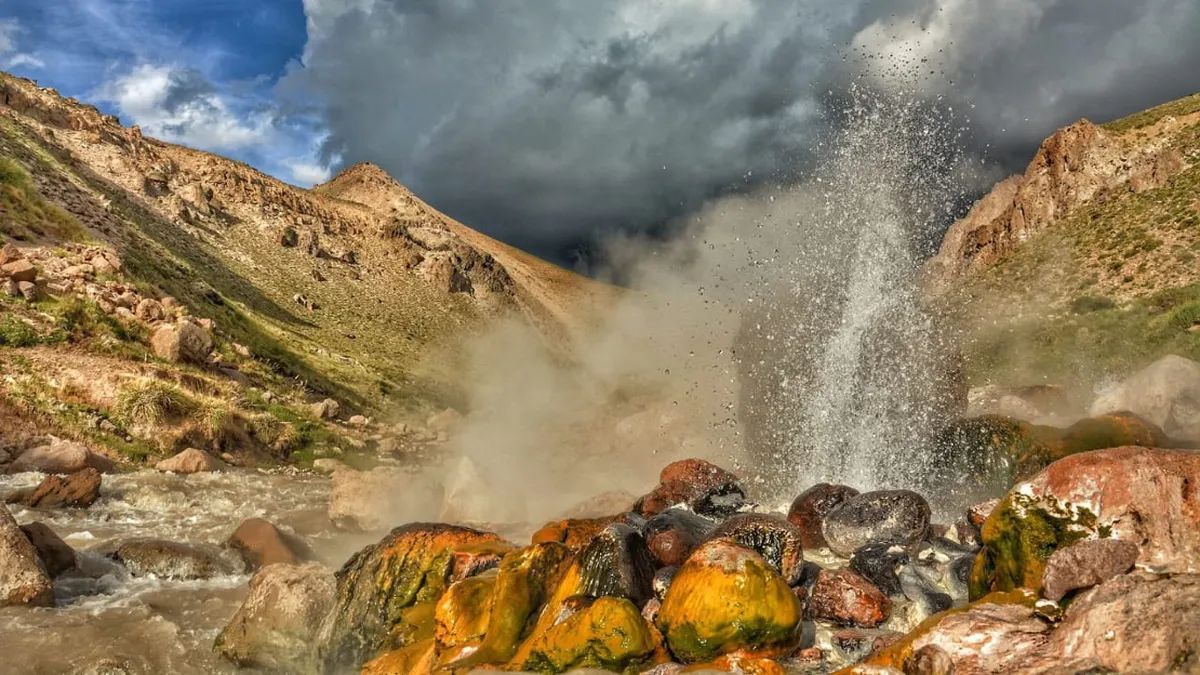 Los Tachos, pequeños géiseres expulsan agua a casi 90°C y convierten al norte neuquino en uno de los escenarios geotermales más impactantes de la Patagonia. Los Tachos, pequeños géiseres expulsan agua a casi 90°C y convierten al norte neuquino en uno de los escenarios geotermales más impactantes de la Patagonia.