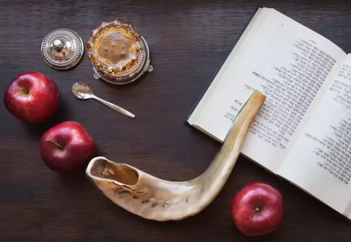 Rosh Hashaná quiere decir "cabeza de año", lo que marca el comienzo del año nuevo.