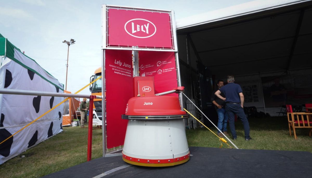 Robots de alimentación y crianza de Lely fueron presentados en TodoLáctea por Germán Albrecht.