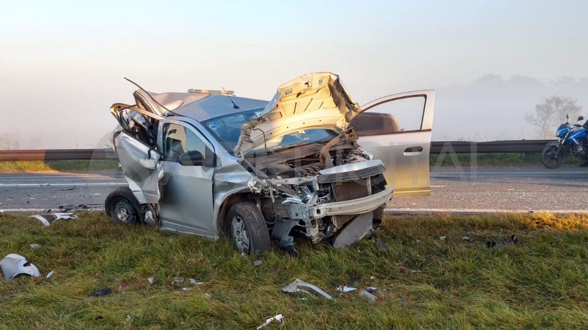 El automóvil marca Chevrolet que participó del choque entre cinco vehículos quedó destruido