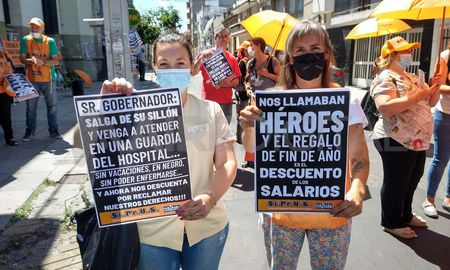 El reclamo lo realizaron frente al Ministerio de Salud, ubicado en Juan de Garay y 1 de Mayo. El reclamo lo realizaron frente al Ministerio de Salud, ubicado en Juan de Garay y 1 de Mayo.