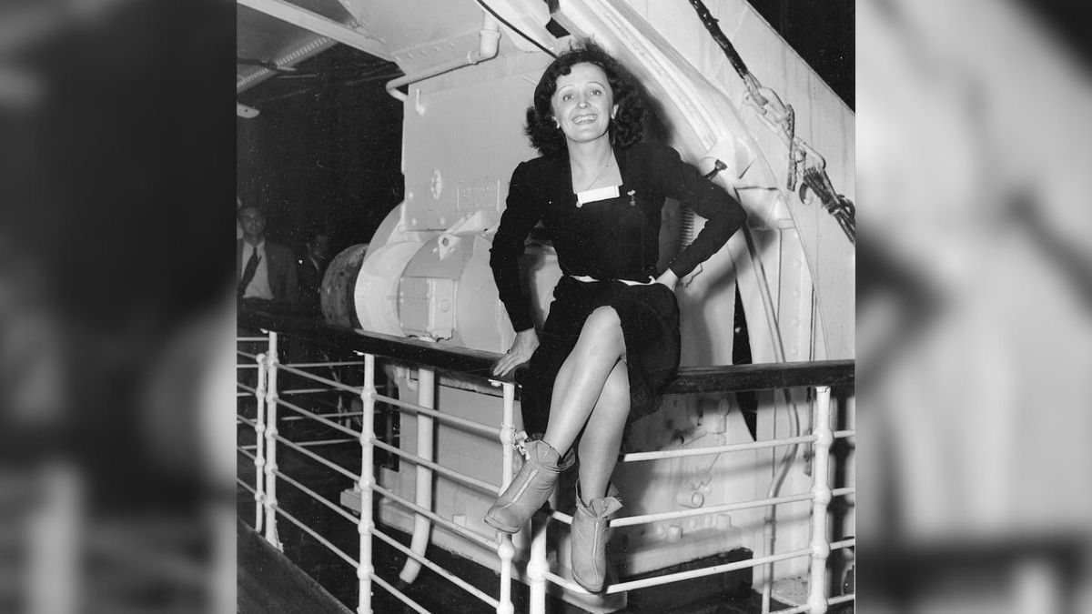 Esta foto se tomó el 18 octubre de 1947, cuando Piaf arribó a Nueva York a bordo del barco De Grasse. En La Gran Manzana brillaría como nadie en los más importantes escenarios –incluido el prestigioso Carnegie Hall–, convirtiéndose en una estrella mundial. Esta foto se tomó el 18 octubre de 1947, cuando Piaf arribó a Nueva York a bordo del barco De Grasse. En La Gran Manzana brillaría como nadie en los más importantes escenarios –incluido el prestigioso Carnegie Hall–, convirtiéndose en una estrella mundial.