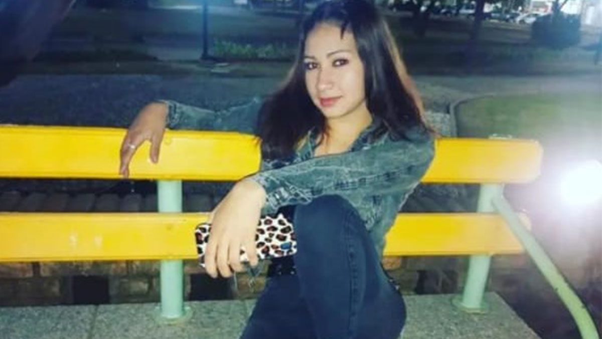 En el momento de ausentarse, Jesica Hernández vestía pantalón jean azul, remera gris, campera negra con capucha, zapatillas rosadas marca Adidas y una mochila negra.