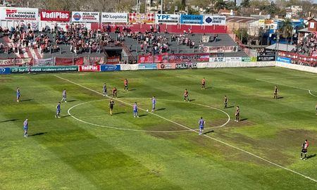Colón y Talleres se miden en Remedios de Escalada. Colón y Talleres se miden en Remedios de Escalada.