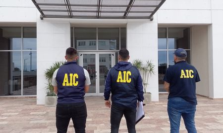 Los detectives de la AIC previo a ingresar al departamento ubicado en una de las zonas que tuvo el mayor desarrollo inmobiliario en los últimos años. Los detectives de la AIC previo a ingresar al departamento ubicado en una de las zonas que tuvo el mayor desarrollo inmobiliario en los últimos años.