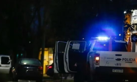 Un hombre fue asesinado de un disparo en la cabeza en barrio Las Américas de Mar del Plata y su padre está detenido cómo principal sospechoso. Un hombre fue asesinado de un disparo en la cabeza en barrio Las Américas de Mar del Plata y su padre está detenido cómo principal sospechoso.