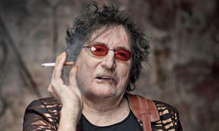 Charly García fue sometido a una cirugía renal programada y evoluciona favorablemente en una clínica de Buenos Aires. Charly García fue sometido a una cirugía renal programada y evoluciona favorablemente en una clínica de Buenos Aires.