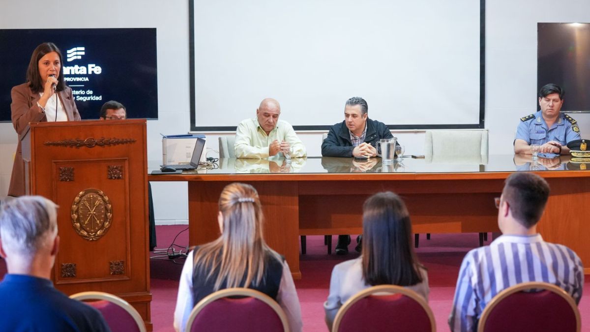 El ministro de Justicia y Seguridad, Pablo Cococcioni, encabezó el acto de apertura de sobres en la ciudad de Santa Fe donde se presentaron 7 empresas. El ministro de Justicia y Seguridad, Pablo Cococcioni, encabezó el acto de apertura de sobres en la ciudad de Santa Fe donde se presentaron 7 empresas.