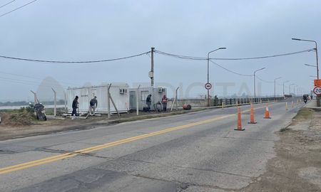 Se colocaron las casillas que funcionarán como oficinas de la empresa a cargo de la reparación del Puente Carretero Santa Fe - Santo Tomé. Se colocaron las casillas que funcionarán como oficinas de la empresa a cargo de la reparación del Puente Carretero Santa Fe - Santo Tomé.