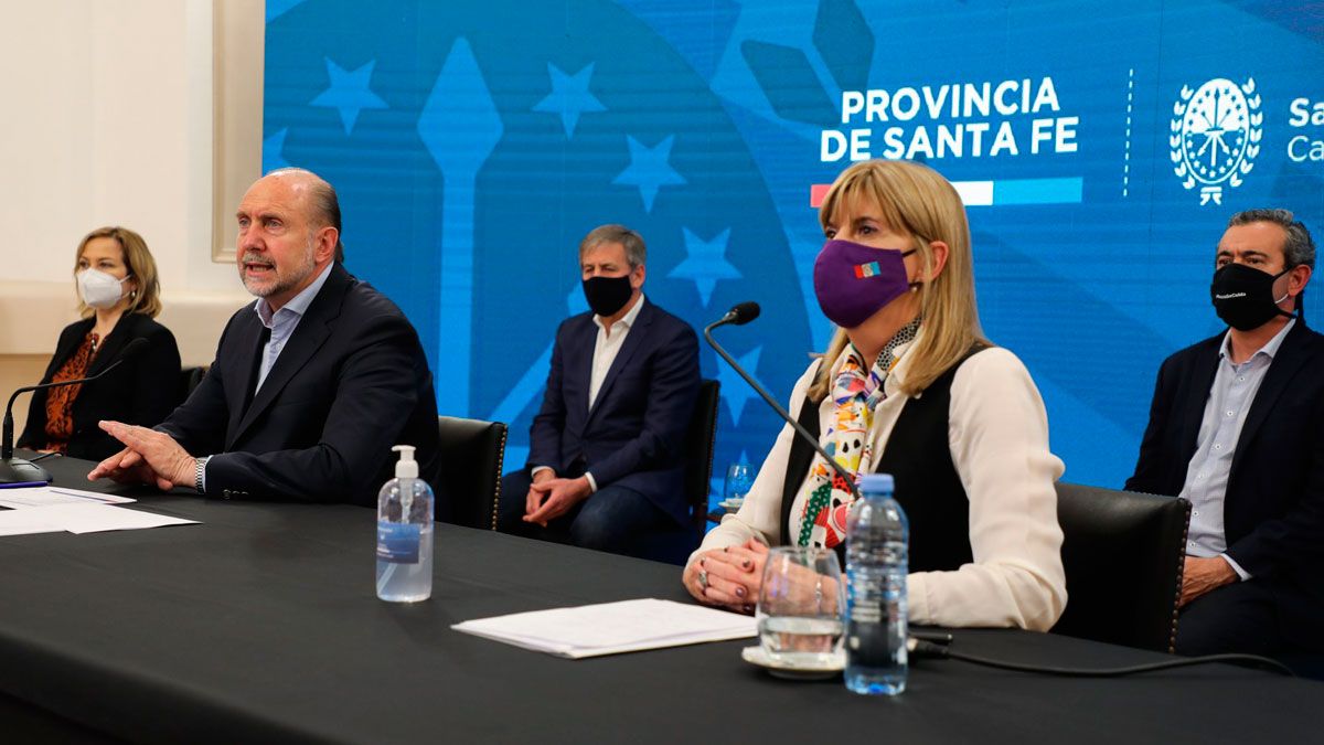 La conferencia de prensa estuvo encabezada por el gobernador de la provincia