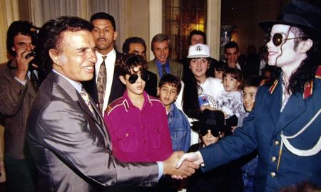 El encuentro de Michael Jackson con el entonces presidente de la Nación, Carlos Saúl Menem. El encuentro de Michael Jackson con el entonces presidente de la Nación, Carlos Saúl Menem.