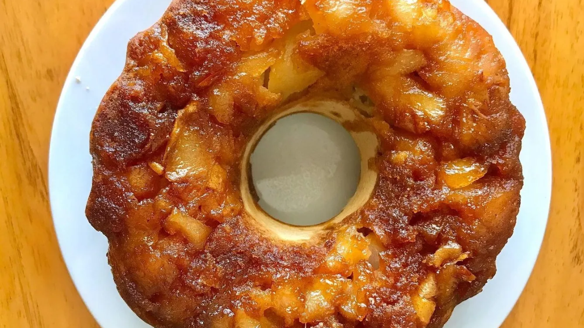 La torta invertida de peras hecha con aceite es una opción rica y económica para preparar en casa. La torta invertida de peras hecha con aceite es una opción rica y económica para preparar en casa.