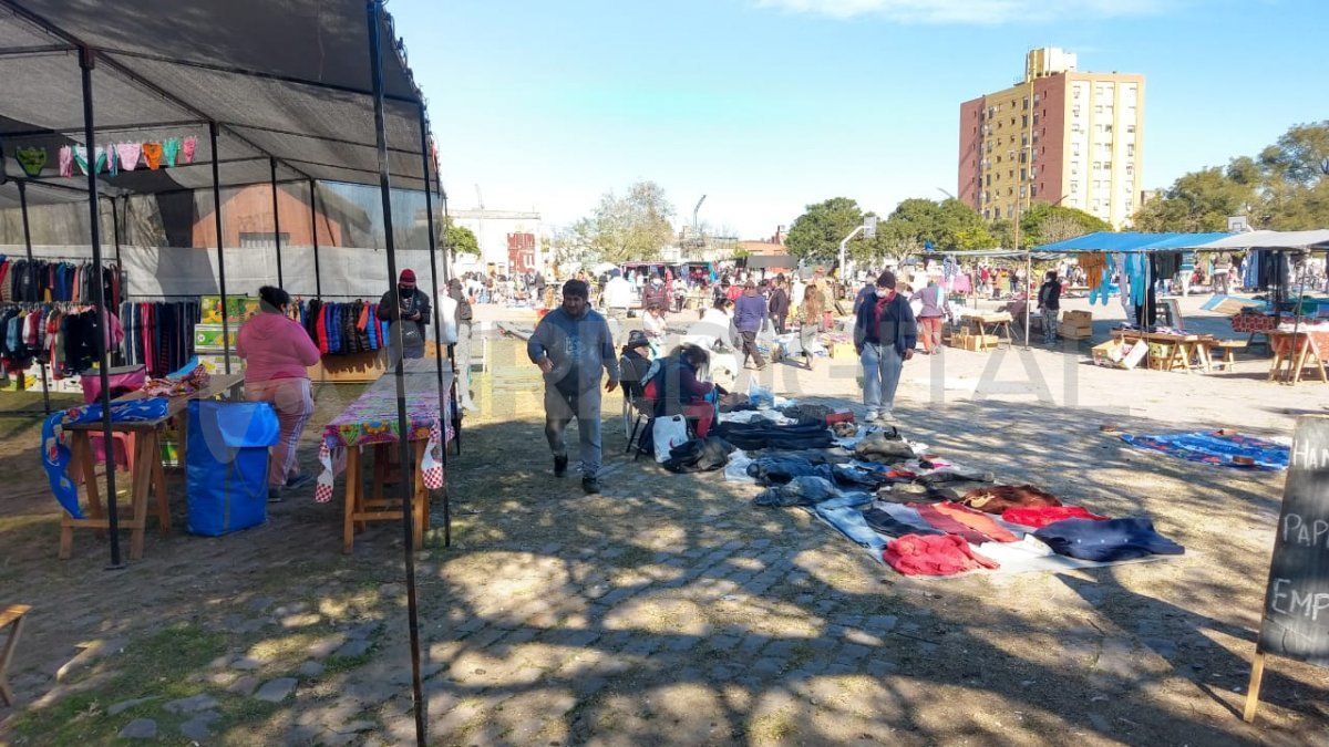 La feria de la Estación Mitre comenzó a funcionar este sábado en Santa Fe.&nbsp;