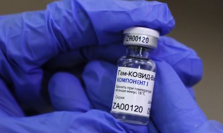 La vacuna, desarrollada por el Centro de Epidemiología y Microbiología Nikolai Gamaleya, es una nueva versión basada en el inmunizante del adenovirus humano Sputnik V. La vacuna, desarrollada por el Centro de Epidemiología y Microbiología Nikolai Gamaleya, es una nueva versión basada en el inmunizante del adenovirus humano Sputnik V.