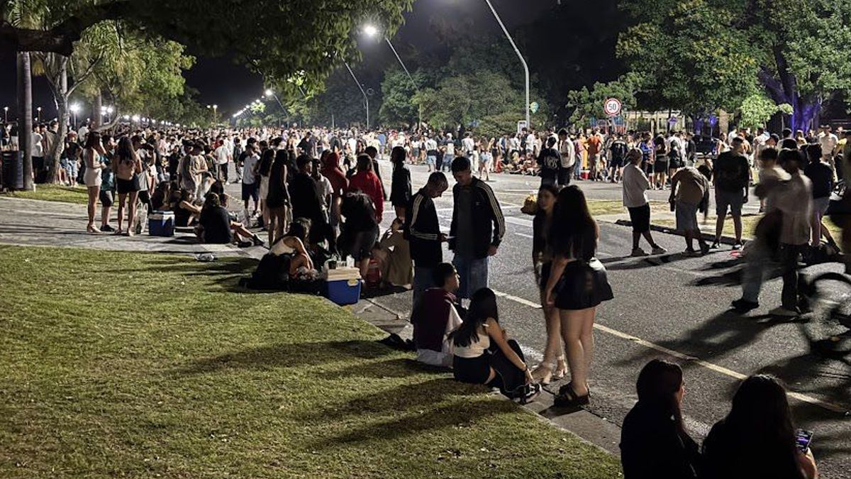 Gran cantidad de jóvenes se concentró en la Costanera Oeste para festejar la llegada del nuevo año.