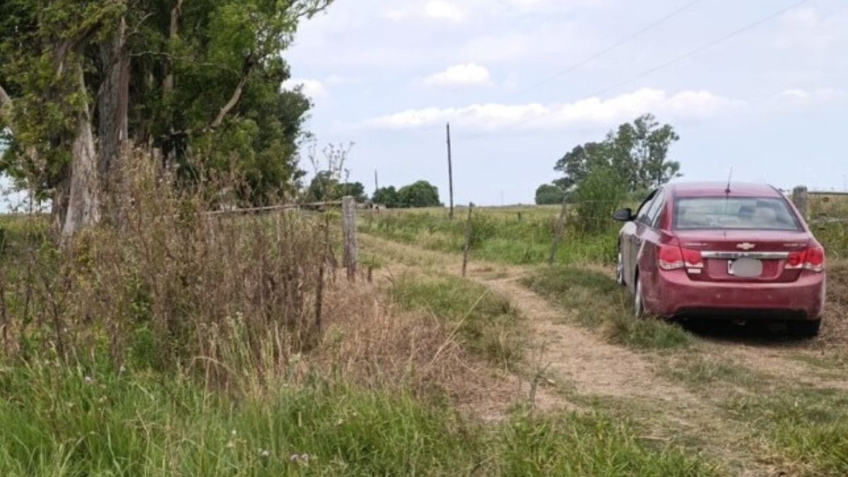 Un llamado al 911 por detonaciones derivó en una persecución que terminó en Empalme San Carlos con un hombre de 48 años aprehendido y un auto secuestrado.