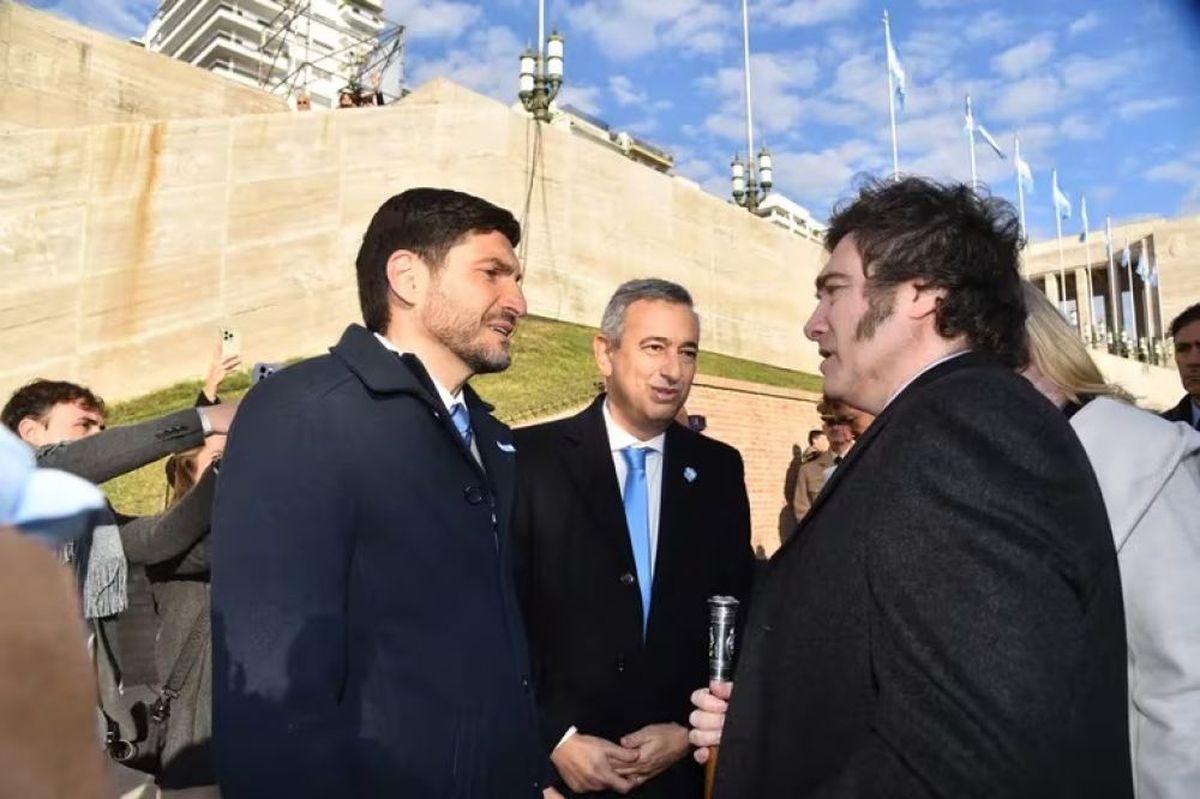 El presidente Milei junto al gobernador Pullaro durante el acto por el Día de la Bandera