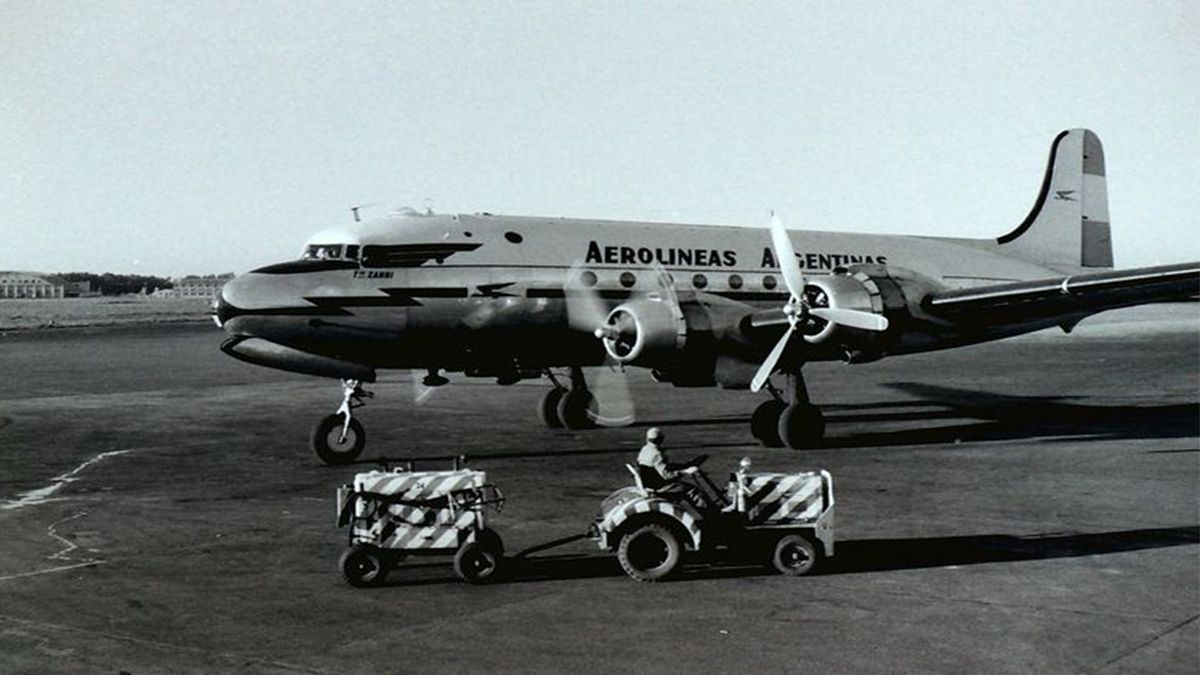 El primer avi&oacute;n de Aerol&iacute;neas Argentinas que aterriz&oacute; en Sauce Viejo fue un DC-3 Douglas.