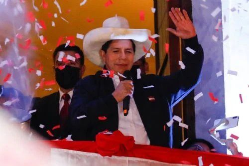 El sindicalista de izquierda Pedro Castillo asumió este miércoles como presidente de Perú en la sede del Congreso.