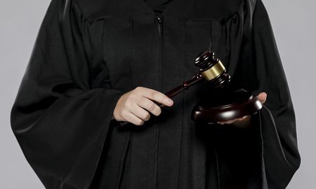 La Ley Ómnibus de Javier Milei propone que los jueces utilicen toga negra y martillo. La Ley Ómnibus de Javier Milei propone que los jueces utilicen toga negra y martillo.